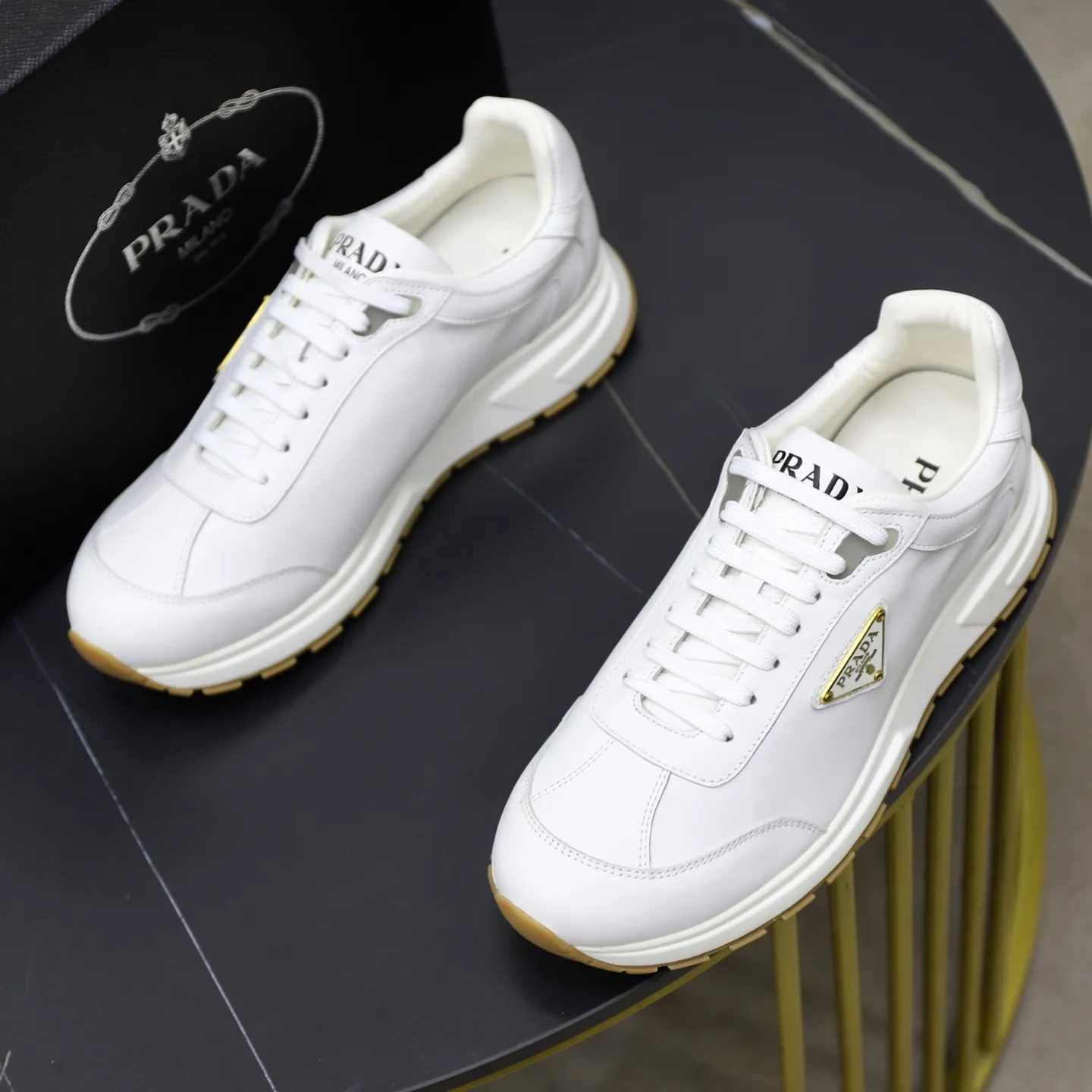 Factory price: 740💰Top original order Brand: PRADA (Prada) Standard code: Men's size 38/44 (45 can be customized) Grade: Same as the official website Material: Original cowhide stitching imported cowhide lining Original combination two-color wear-resistant soft outsole Style category: Leisure and sports version Young fashion European and American trend British style Color: Real picture color